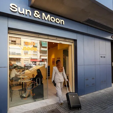 Sun & Moon Barcelona Airport アパートホテル 3*